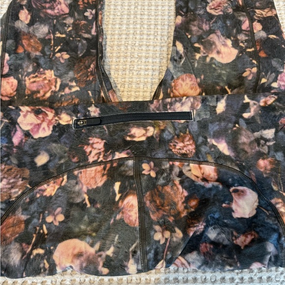 Lululemon floral cropped leggings - Picture 2 of 4